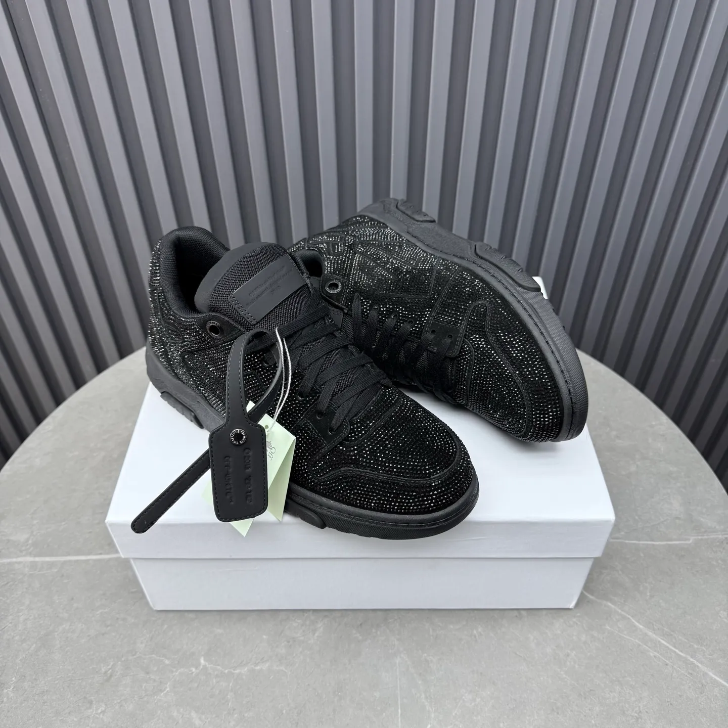 【off- white】P: 720💰Couple model👫, Size: 35-44 (Customized for men 38.45.46) High-quality version👊 "Out of office" series original molding, original lasting, production process 1:1 original ➰OFF GRAY WHITE OW ➰ first-layer cowhide imported skin-friendly and environmentally friendly polyester mesh original molding high elastic environmentally friendly molding pad Made with the original lasting process. The original molded rubber outsole (never yellows and deforms) has a super correct shape, bright color and strong three-dimensional effect👍. Packaging💯Full set of packaging synchronized with the official website (branded paper, certificate of quality, branded cloth bag)